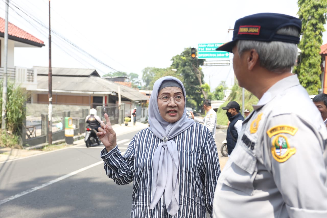 Anggota Komisi IV DPRD Jabar Hj Iis Turniasih kunjungi ruas jalan di kota Cimahi menuju Kabupaten Bandung Barat