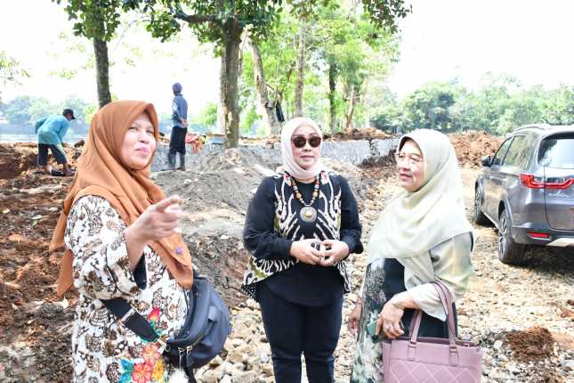 Anggota dan pimpinan Komisi IV DPRD Jawa Barat laksanakan kunjungan kerja di situ Kemang Kabupaten Bogor