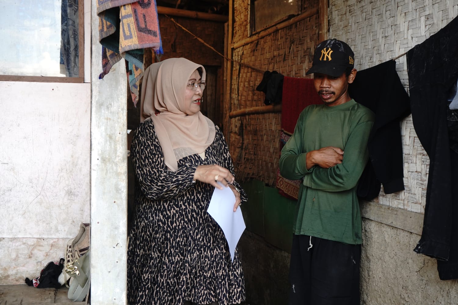 Anggota Komisi IV DPRD Jabar, Hj. Iis Turniasih saat melaksanakan monitoring program bantuan Rutilahu kepada masyarakat di Kecamatan Pasir Jambu, Kabupaten Bandung, Selasa 20 Juni 2023.