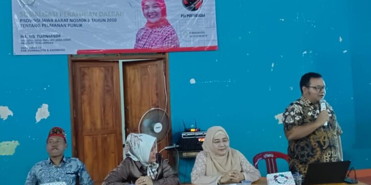 Anggi DPRD Jabar Hj Iis Turniasih menyosialisasikan Perda Nomor 6 tahun 2010 tentang perda penyelenggaraan pelayanan publik di Desa Plered Kabupaten Purwakarta, didampingi Ihsan Prayoga, Jumat 16 Juni 2023