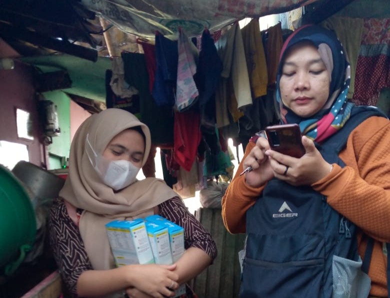 Tim Penggerak PKK Desa Kertawangi saat memberikan bantuan susu kepada Mak Ilah dan Keluarganya