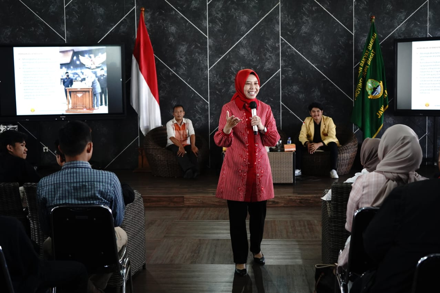 Wakil Ketua DPRD Jawa Barat, Dr. Hj. Ineu Purwadewi Sundari, S.Sos., M.M saat menjadi narasumber PERMAHI