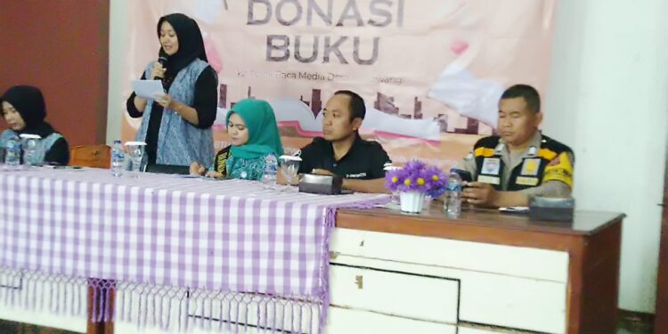 Kepala Desa Kertawangi, Yanto Bin Surya atau Steve Ewon saat menerima Donasi Buku dari Dharma Wanita DPM-Desa Provinsi Jawa Barat