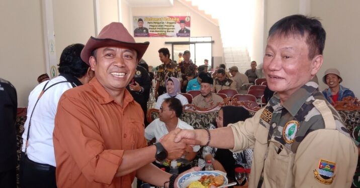 Steve Ewon saat menerima tumpeng dari Ketua Umum P4 KBB, Yacob Anwar Lewi dalam peringatan Hari Ulang Tahun ke 2, Sabtu 8 Juli 2023.