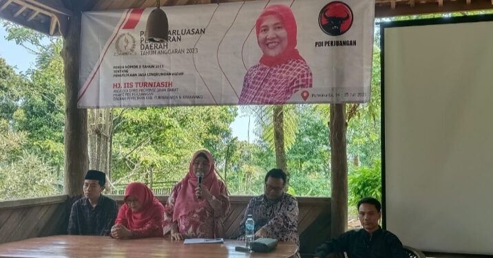 Anggota DPRD Jabar, Hj. Iis Turniasih saat memberikan penjelasan kepada masyarakat dalam sosialisasi Perda Provinsi Jawa Barat Nomor 5 tahun 2015, Sabtu 15 Juli 2023