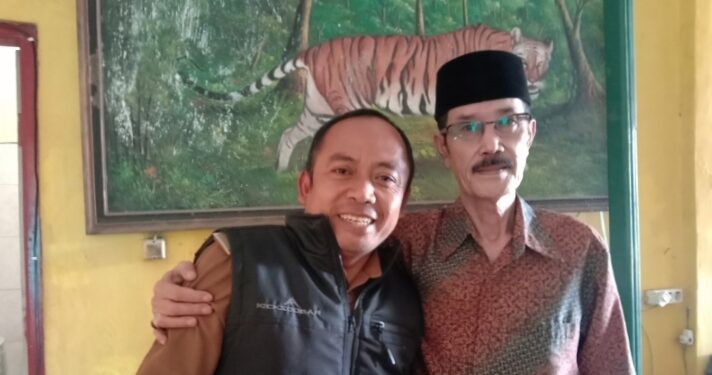 Kepala Desa Kertawangi, Yanto Bin Surya atau kerap disapa Steve Ewon saat bersilaturahmi dengan Tokoh masyarakat Kabupaten Bandung Barat, H. Syahbandar A Sastrawinata, di Desa Selacau, Selasa, 11 Juli 2023 lalu (foto: Uwo-)