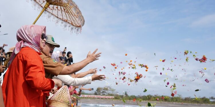 Anggota DPRD Provinsi Jawa Barat Hj. Ijah Hartini bersama Bupati Pangandaran saat melakukan tabur bunga ke laut