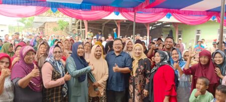 Anggota Komisi IV DPRD Jabar, Hj. Iis Turniasih didampingi Ihsan Prayoga dan masyarakat Desa Karyabakti, Kecamatan Batujaya Kabupaten Karawang
