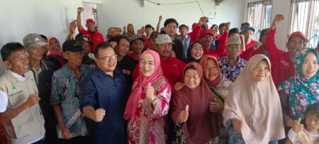 Anggota DPRD Jabar Hj Iis Turniasih bersama masyarakat saat menggelar Reses di Desa Sumurlaban, Kecamatan Tirtajaya, Kabupaten Karawang, Kamis 3 Agustus 2023