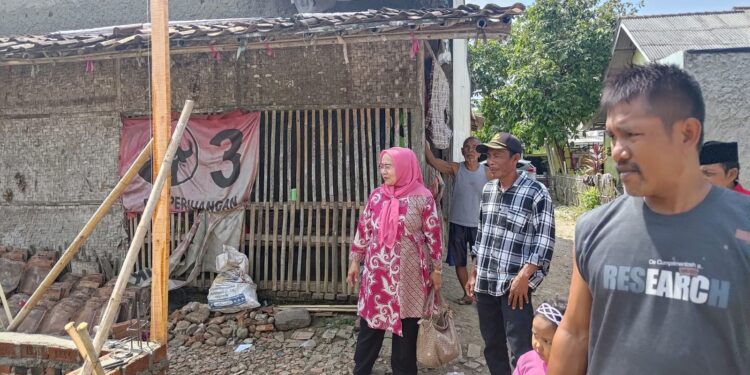 Anggota Komisi IV DPRD Jabar, Hj. Iis Turniasih melaksanakan monitoring dan evaluasi program Rutilahu di Kecamatan Tirtajaya Kabupaten Karawang, 3 Agustus 2023