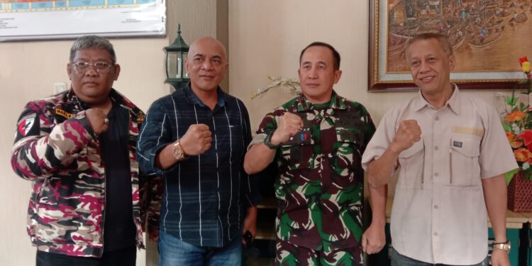 Dandim 0609/Cimahi Letkol Arm Boby, S.I.P, didampingi Penasehat FKPPI Erfan Bramantyo, Penasehat KBP3 POLRI Kota Cimahi Maktal S. Nugraha dan Ketua FKPPI Kota Cimahi Marlan saat Silaturahmi Ke Dandim 0609, Jumat 4 Agustus 2023.