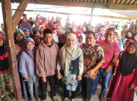 Hj. Iis Turniasih sapa ratusan masyarakat desa Cilalawi, Kecamatan Sukatani, Kabupaten Purwakarta