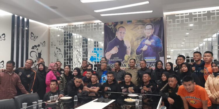 Steve Ewon bersama Pengurus Cabang Tarung Derajat Kabupaten Bandung Barat melepas kontingen dan para Atlet menuju Kejurda Piala Gubernur Jawa Barat 2023