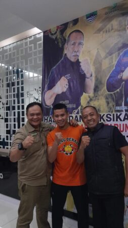 Steve Ewon memberikan support kepada salah satu atlet Tarung Derajat Rizky Alamsyah menuju Kejurda Provinsi Piala Gubernur Jawa Barat 