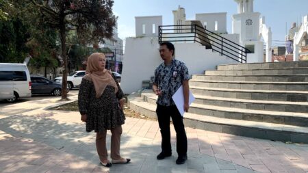 Anggota Komisi IV DPRD Jabar, Hj. Iis Turniasih saat melaksanakan monitoring progres revitalisasi alun-alun kota Cimahi, Jumat 18 Agustus 2023.