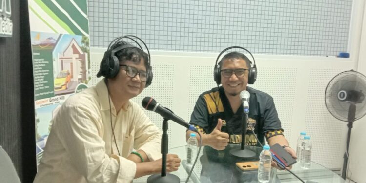 Yaman Didu (kiri red.) dampingi dr. Wahyudi Sugandi saat menjadi narasumber Talkshow Limawaktu Radio Streaming bahas Akademi Sepakbola SFA, Jumat 18 Agustus 2023