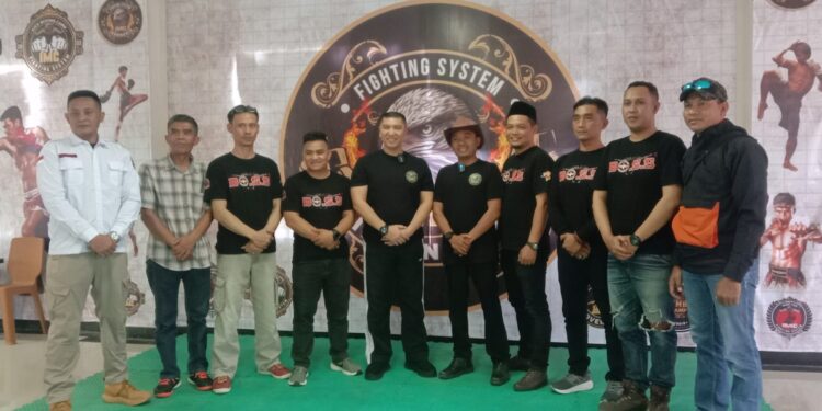 Penasehat dan Pembina Kickboxing Camp IMC Fighting System bersama Steve Ewon, Pembina Kickboxing Kabupaten Bandung Barat, Coach dan para atlet siap harumkan Kabupaten Bandung Barat lebih berprestasi.