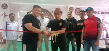 Owner IMC Grup H. Darmawan Indra bersama Steve Ewon saat resmikan Kickboxing Camp IMC Fighting System