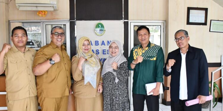 Anggota DPRD Jabar Hj. Iis Turniasih berfoto bersama usai rapat kerja dengan Dinas ESDM Provinsi Jawa Barat, UPTD wilayah III