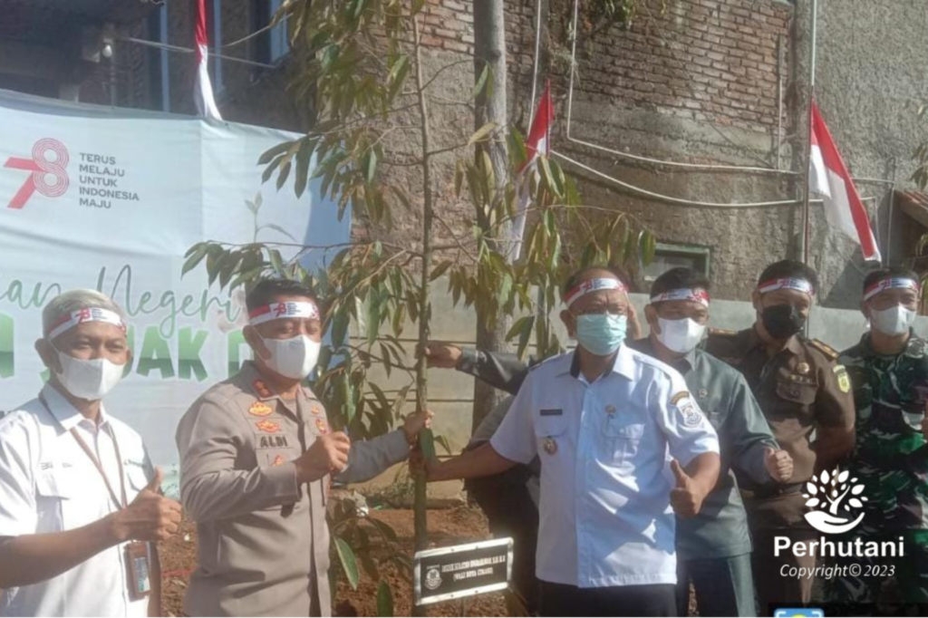 Sinergitas Perhutani dan Polres Cimahi Dalam Kegiatan Penanaman Pohon Bersama