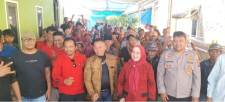 Masyarakat Desa Gempol, Kecamatan Banyusari, antusias menyambut Anggota DPRD Jabar Hj. Iis Turniasih melaksanakan Reses III Tahun Sidang 2022-2023.