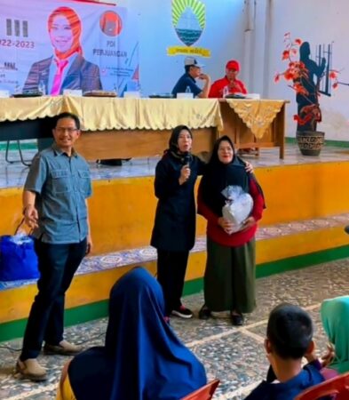Ineu Purwadewi saat memberikan hadiah kepada peserta Reses di Desa Cisitu, Kabupaten Sumedang 
