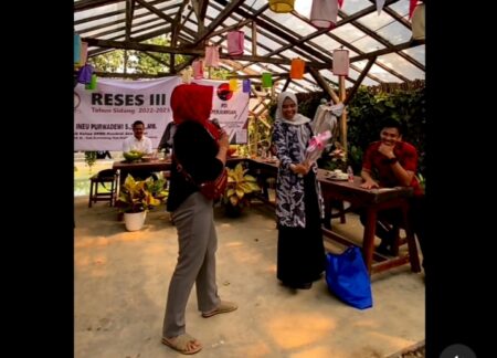Ineu Purwadewi saat memberikan cinderamata kepada masyarakat dalam Reses III Tahun Sidang 2022-2023 di desa Karyamukti, Kecamatan Tomo, Kabupaten Sumedang 