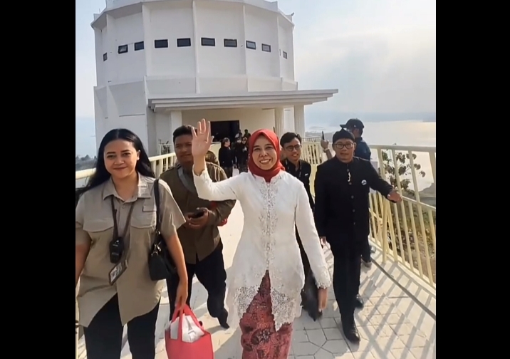 Wakil Ketua DPRD Jawa Barat, Ineu Purwadewi saat menghadiri peresmian Menara Kujang Sapasang di Bendungan Jatigede Kabupaten Sumedang bersama Gubernur Jawa Barat Ridwan Kamil