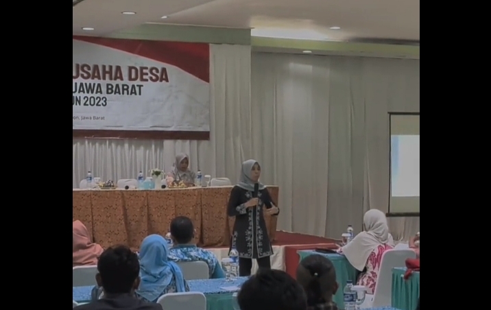 Wakil Ketua DPRD Jawa Barat, Ineu Purwadewi saat menjadi narasumber pelatihan kewirausahaan desa di Kota Cirebon