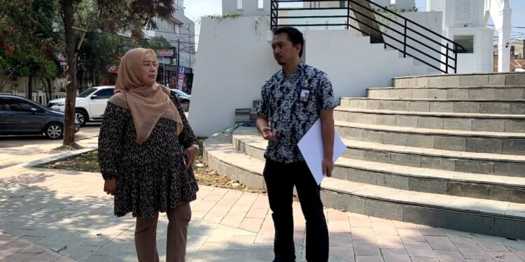 Anggota Komisi IV DPRD Jabar Hj. Iis Turniasih saat melaksanakan monitoring revitalisasi alun-alun kota Cimahi