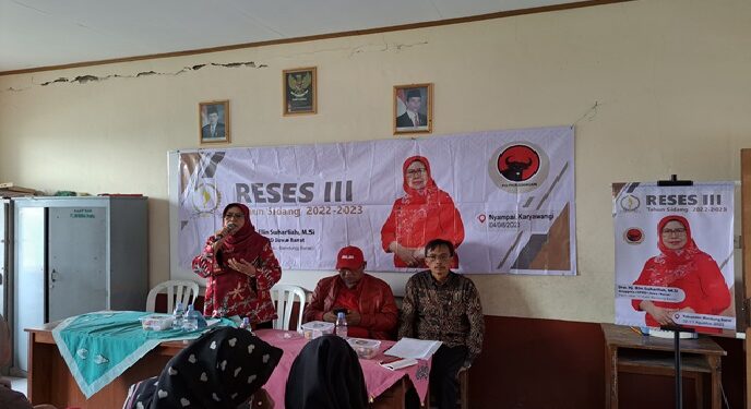 Anggota DPRD Provinsi Jawa Barat dari Fraksi PDI Perjuangan Dra. Hj. Elin Suharliah, M.Si serap aspirasi masyarakat Karyawangi