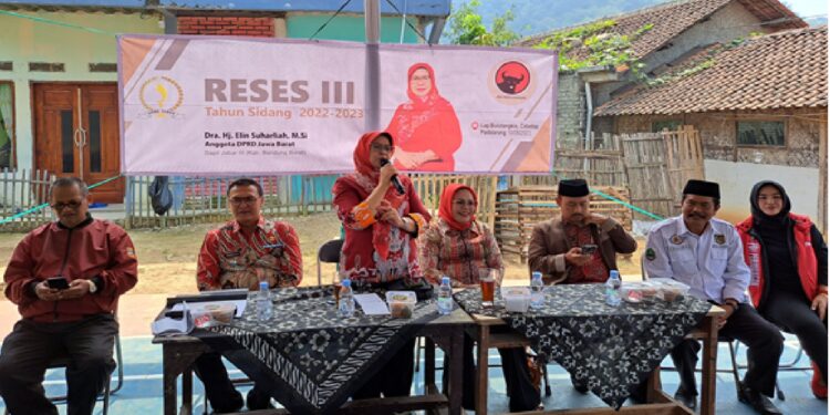 kegiatan Reses III tahun sidang 2022-2023 kali ini, Anggota DPRD Provinsi Jawa Barat dari Fraksi PDI Perjuangan Dra. Hj. Elin Suharliah, M.Si  di Kampung Cidadap Desa Padalarang Kecamatan Padalarang Kabupaten Bandung Barat, Kamis (10/8/2023)