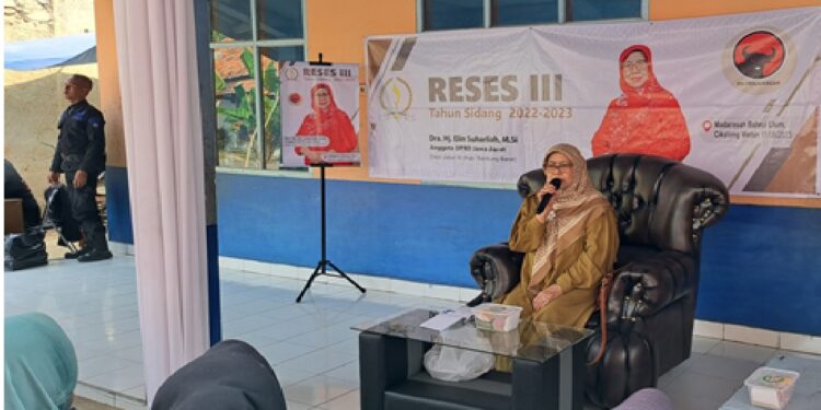 Anggota DPRD Provinsi Jawa Barat dari Fraksi PDI Perjuangan Dra. Hj. Elin Suharliah, M.Si saat Reses III tahun sidang 2022-2023 di Kampung Cisomang Tenjollaut Cikalongwetan