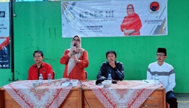 Anggota DPRD Provinsi Jawa Barat dari Fraksi PDI Perjuangan Dra. Hj. Elin Suharliah, M.Si saat Reses III tahun sidang 2022-2023 di Desa Mukapayung Cililin KBB