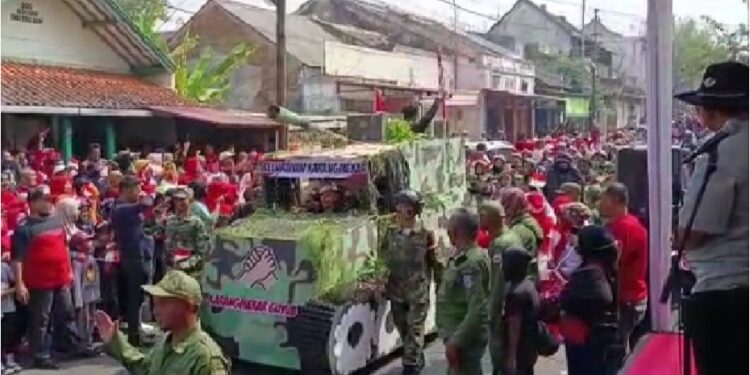 Pj Wali Kota Cimahi H Dikdik S Nugrahawan menyaksikan langsung pawai kendaraan hias persembahan Kelurahan Karangmekar