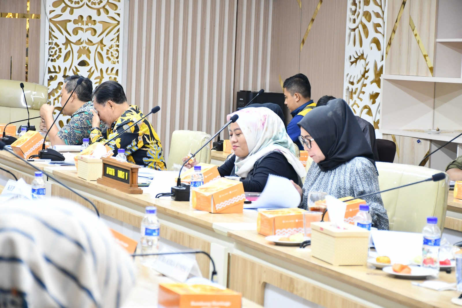 Anggota Komisi V DPRD Jabar Fraksi PDI Perjuangan Weni Dwi Aprianti saat menghadiri Rapat Kerja Komisi V DPRD Jabar
