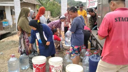 Masyarakat desa Anjun Kecamatan Plered Kabupaten Purwakarta antri memperoleh air bersih 
