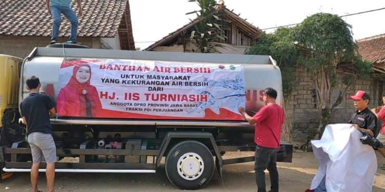 Anggota DPRD Jabar, Hj. Iis Turniasih serahkan bantuan air bersih kepada masyarakat Desa Anjun, Kecamatan Plered, Kabupaten Purwakarta, Kamis 14 September 2023.