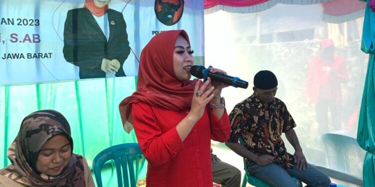 Anggota DPRD Jabar Weni Dwi Aprianti saat bersilaturahmi dengan masyarakat di Cianjur Selatan