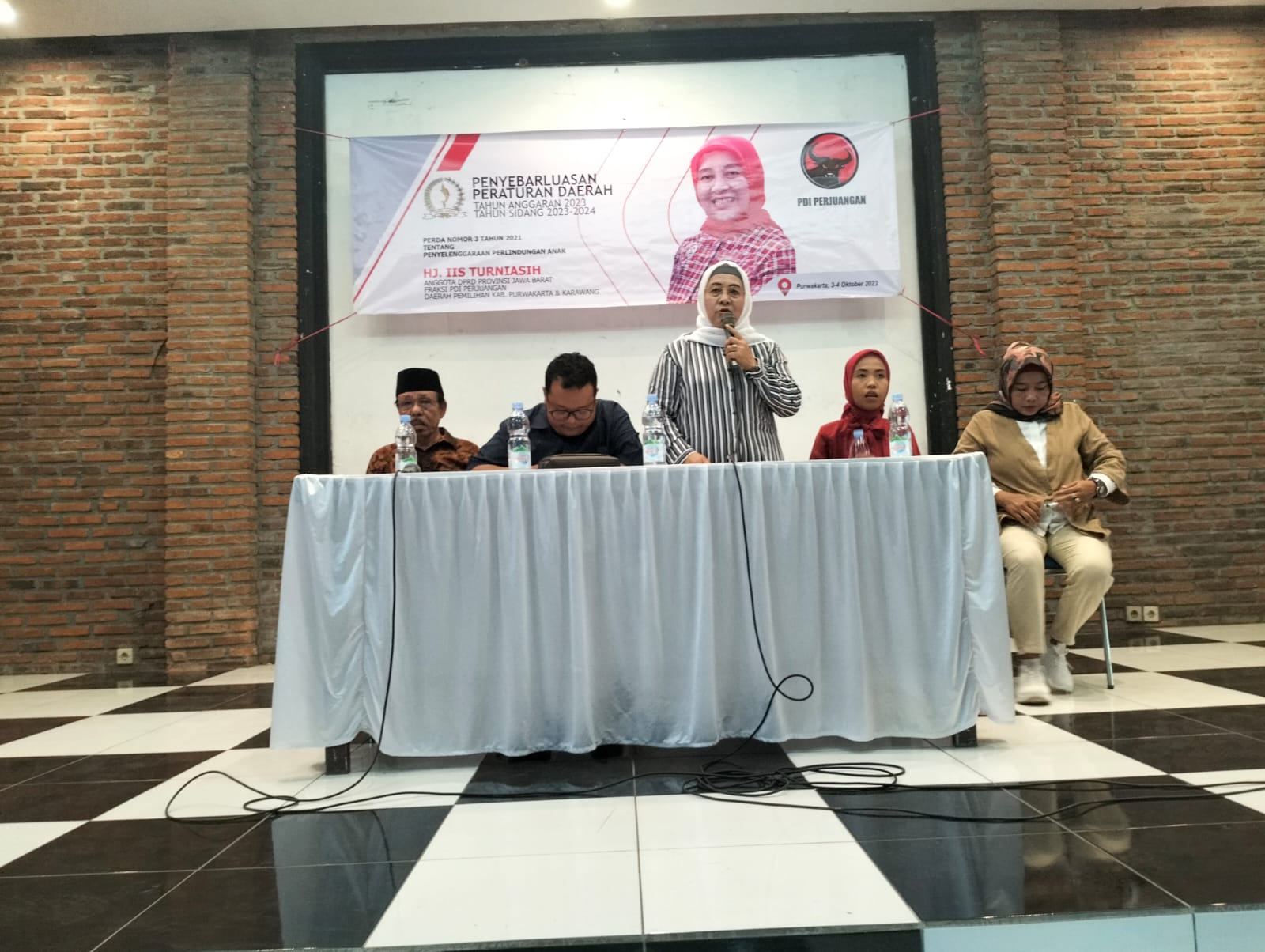 Anggota DPRD Jabar, Hj. Iis Turniasih saat memberikan penjelasan dalam sosialisasi Perda No. 3 tahun 2021 tentang Penyelenggaraan Perlindungan Anak