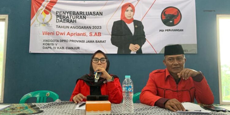 Weni Dwi Aprianti saat memberikan penjelasan Perda Desa Wisata di Desa Campakamulya, Kabupaten Cianjur, Minggu 8 Oktober 2023