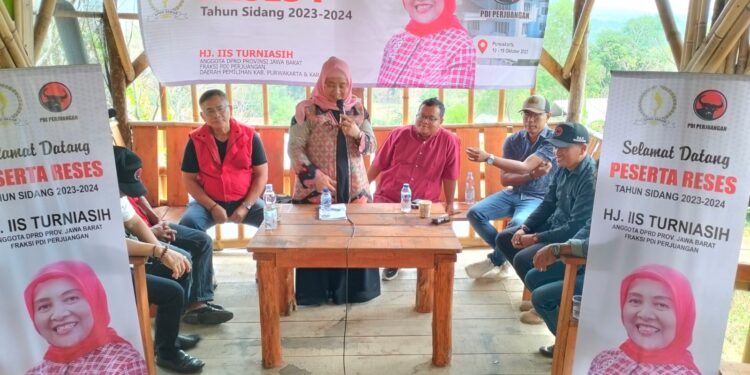 Anggota DPRD Jabar Hj. Iis Turniasih saat menggelar Reses I tahun sidang 2023-2024 di Kabupaten Purwakarta 10/10/2023.