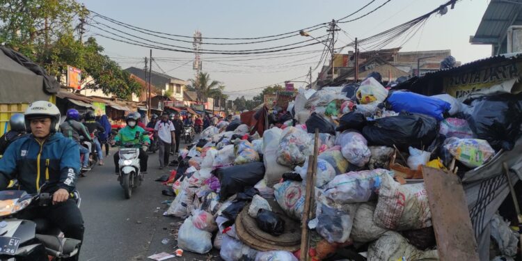 Tumpukan Sampah di Jalan Cikutra Menutupi Setengah Badan Jalan, Warga dan Pengguna Jalan Terganggu