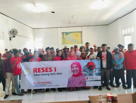 Masyarakat Desa Pasir Jaya Kecamatan Cilamaya Kulon antusias mengikuti Reses I Tahun Sidang 2023-2024 yang digelar Hj. Iis Turniasih
