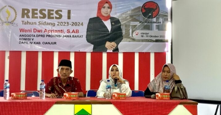 Anggota DPRD Jabar Weni Dwi Aprianti saat berdialog dengan masyarakat desa Sukaratu Kecamatan Gekbrong Kabupaten Cianjur, Jumat 13 Oktober 2023.