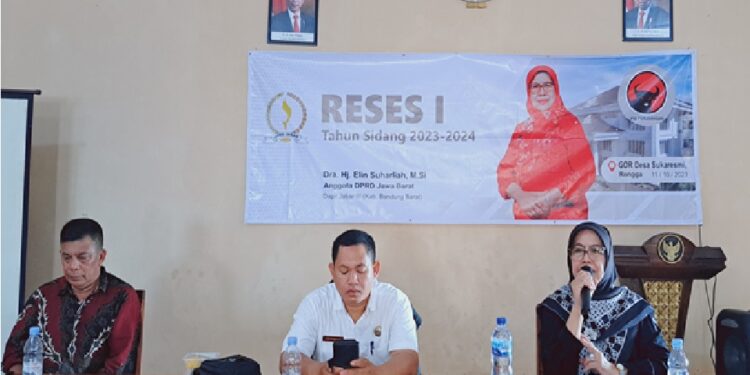 Reses I DPRD Provinsi Jawa Barat tahun sidang 2023-2024, Anggota DPRD Provinsi Jawa Barat dari Fraksi PDI Perjuangan, Dra. Hj. Elin Suharliah, M.Si melaksanakannya di GOR Desa Sukaresmi, Rongga, Kabupaten Bandung Barat. Rabu, (11/10/2023)