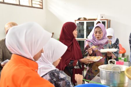 Anggota Komisi V DPRD Jabar Weni Dwi Aprianti saat menyaksikan praktikum dari para siswa SMKN 1 Cugenang Kabupaten Cianjur