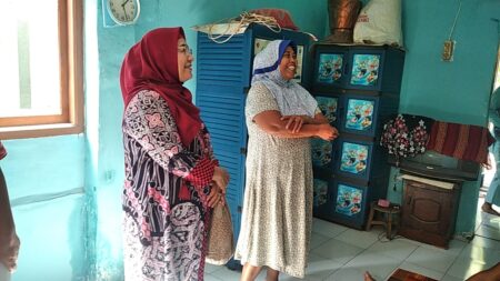 Anggota DPRD Jabar Hj. Iis Turniasih saat mengunjungi penerima manfaat program Rutilahu