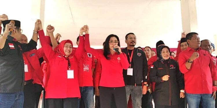 Hj Iis Turniasih saat menghadiri rapat koordinasi dan konsolidasi DPC PDI Perjuangan Kabupaten Purwakarta, Sabtu 25 November 2023