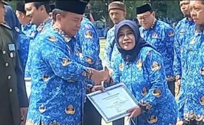 Pemkab Sumedang Gelar HUT Korpri Ke 52, Pj Bupati Beri Penghargaan Kepala SMPN 1 Cimalaka